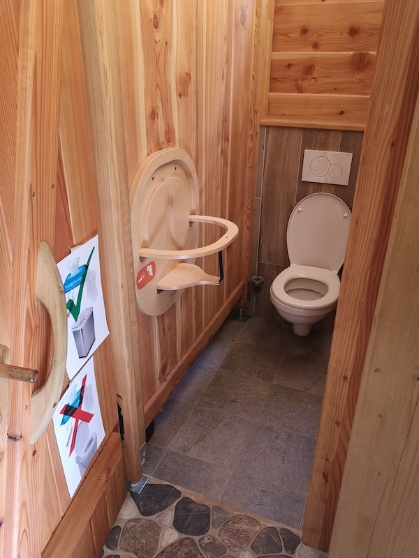 木のインテリアに合う木製ベビーキープ