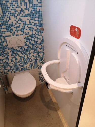 便座に合わせホワイト塗装の木製ベビーチェア