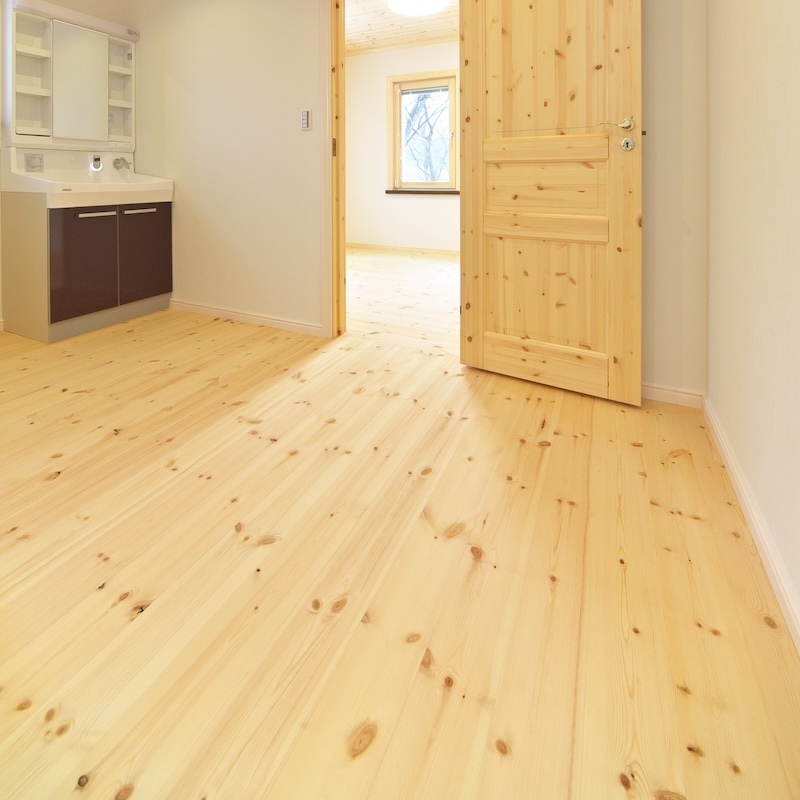 Baseco のパイン製フローリング