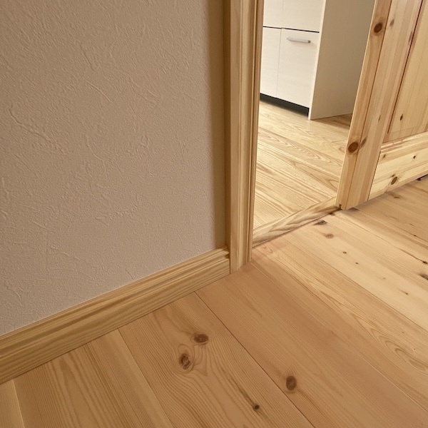 パイン製の巾木とケーシング