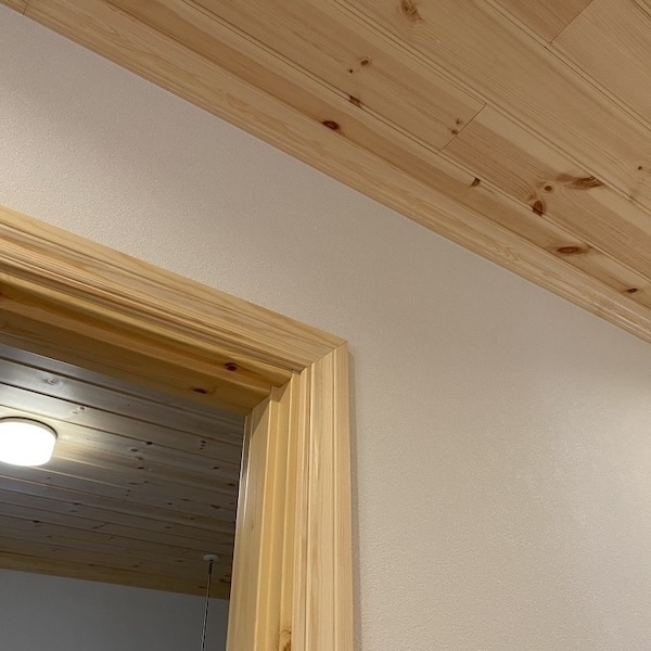 パイン製の廻縁とドア額縁