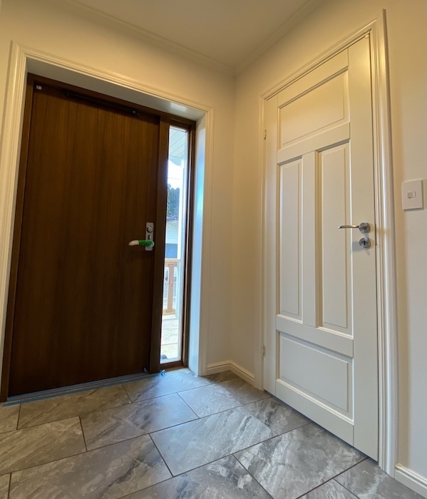 ジーケードア のパイン製ドア