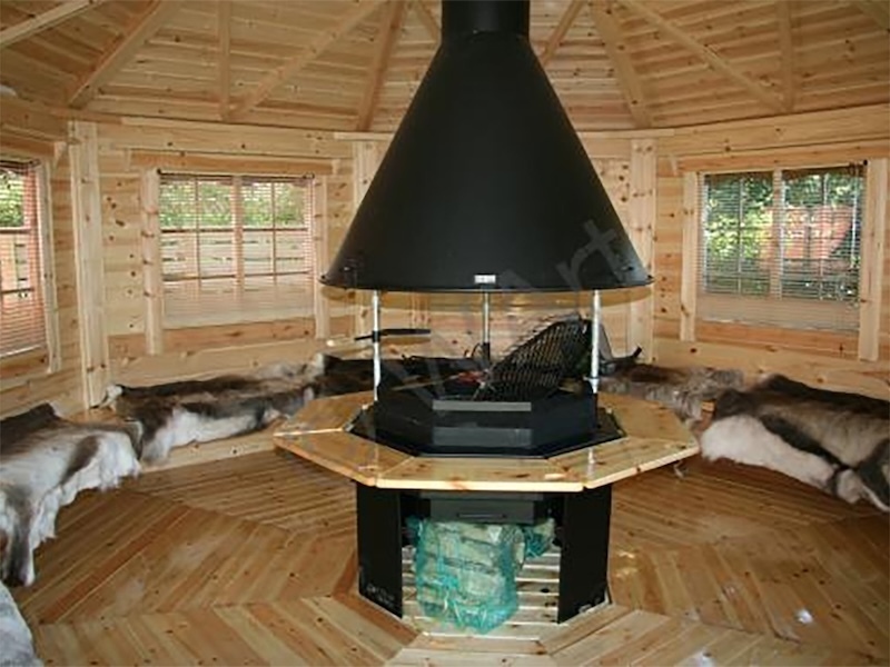 開放的で広い空間＆中央に薪グリル