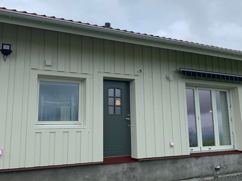 モスグリーン色の3層ガラス木製断熱ドア