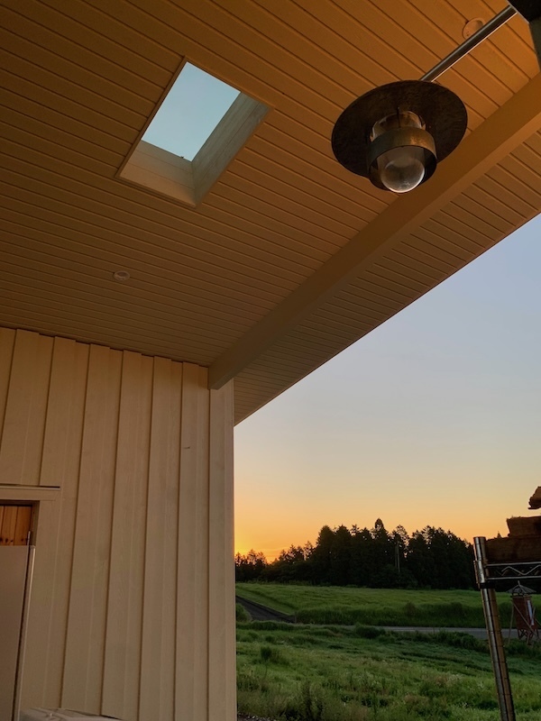 スプルース製の外壁と天井パネル