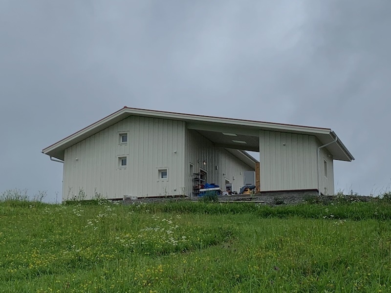 住居と倉庫の間にある車寄せ