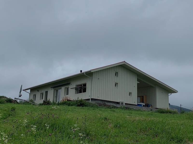 RC造の躯体に木製の窓やドアを取り付け