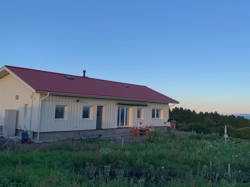 北欧らしい木製縦張り外装パネル