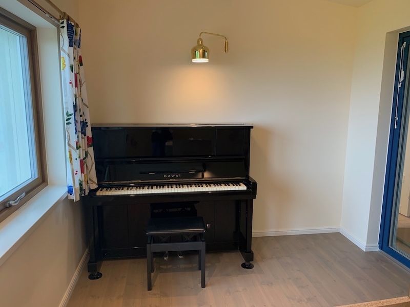 音楽室には3層ガラス木製の窓とテラスドア