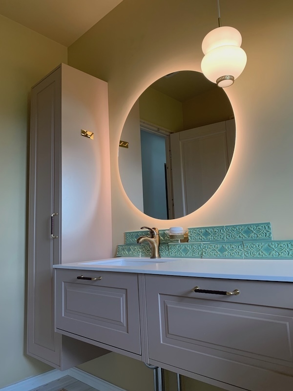 縁が光る円形鏡