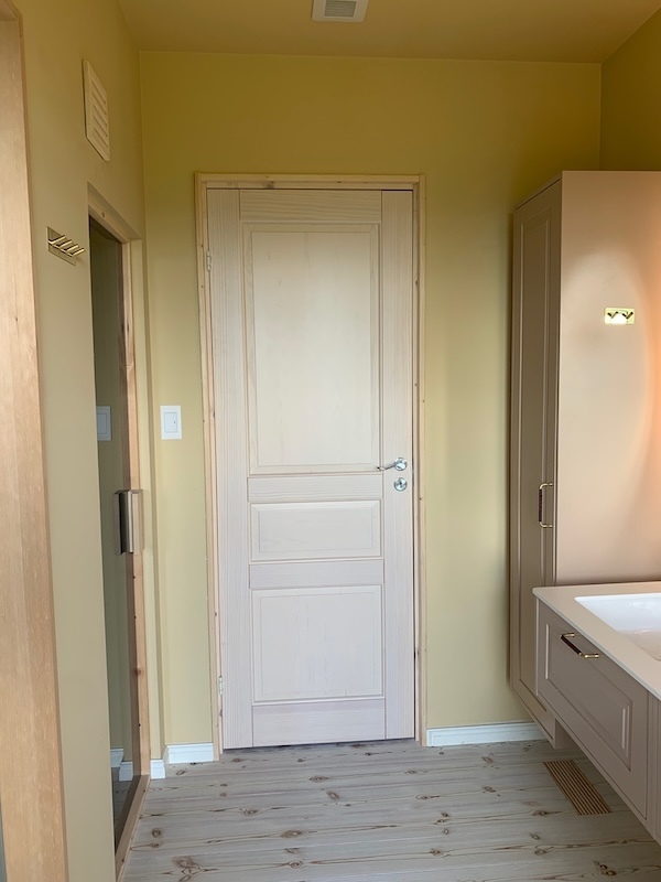 パイン製のドアと床材